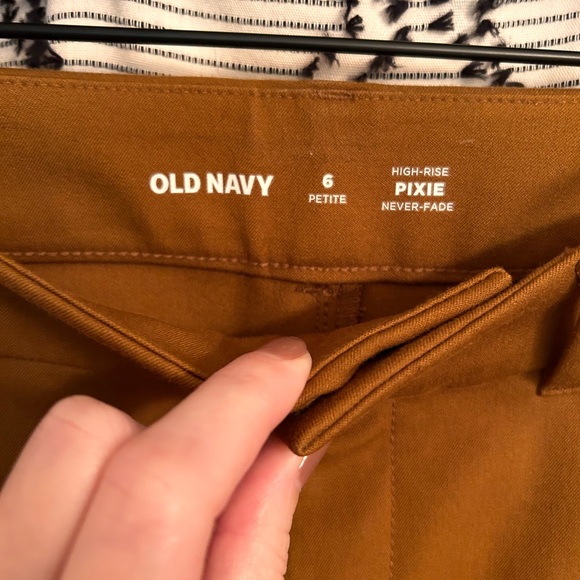 Old Navy Cropped Pixie Pant - Picture 2 of 4